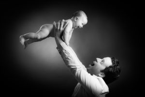 Papa et sont bébé par jp copitet photographe portraitiste à bernay et Beaumont le roger eure