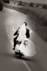 Mariés en vespa à goupillères- jp copitet photographe portraitiste à bernay et Beaumont le roger eure